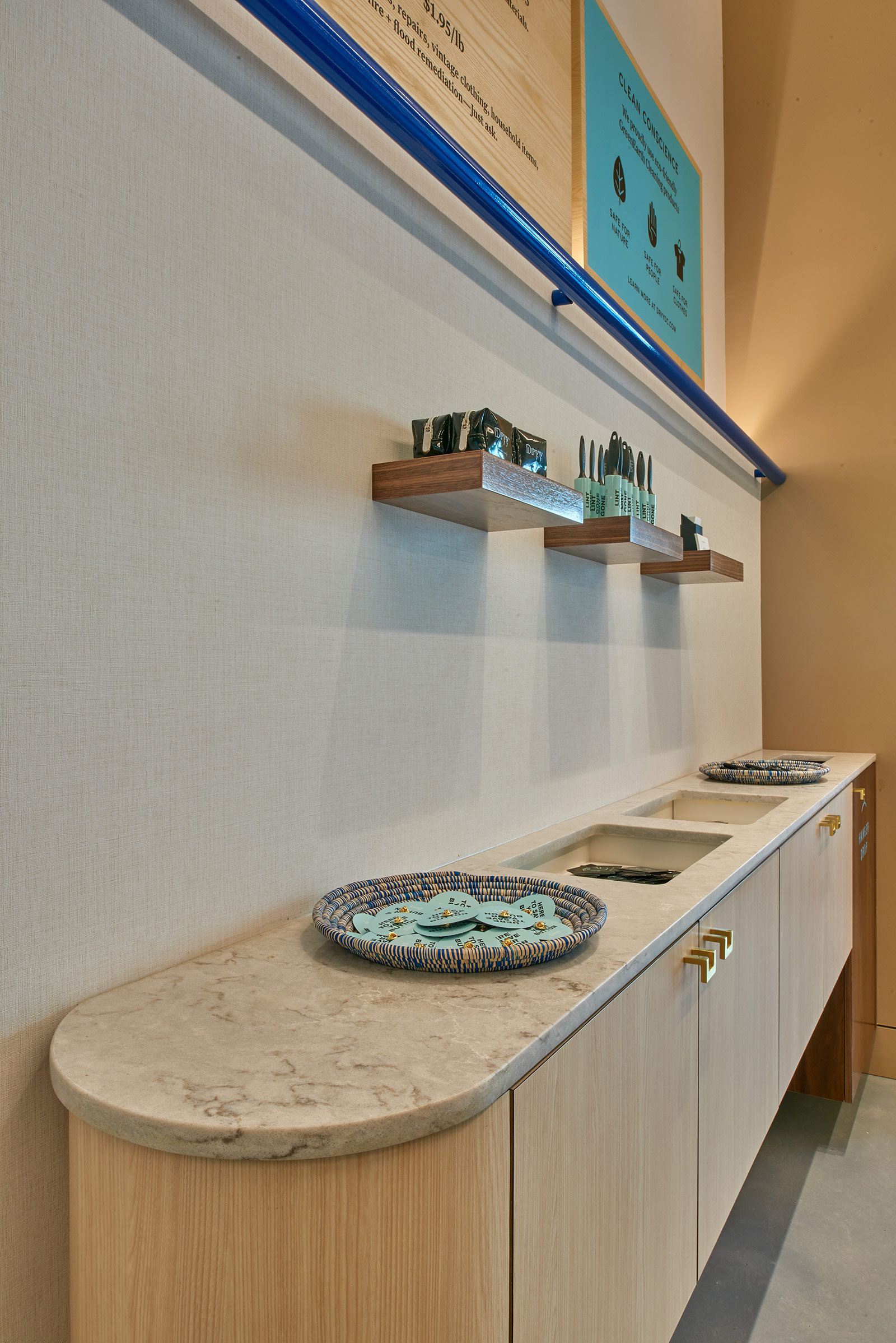 清新簡(jiǎn)約干洗店裝修設(shè)計(jì)-第4張圖片-上海古都建筑設(shè)計(jì)集團(tuán) 清新簡(jiǎn)約干洗店裝修設(shè)計(jì)-第4張圖片-上海古都建筑設(shè)計(jì)集團(tuán)